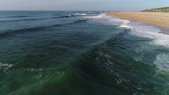 海浪拍打在沙滩上视频素材模板下载