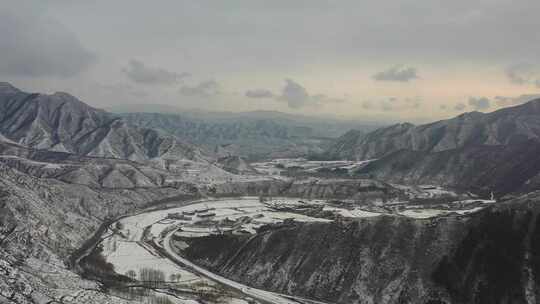 航拍雪后群山 下雪后的大山