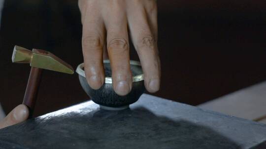手工艺视频手工匠人锻造银圈镶嵌锔艺慢镜头