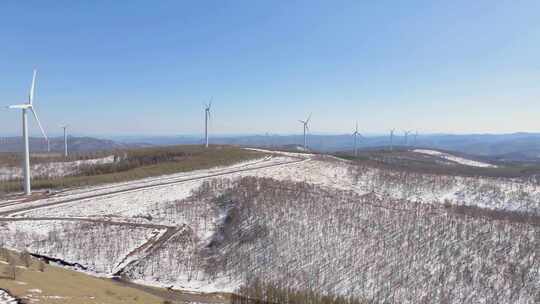 4k航拍河北承德雪后的塞罕坝林场风力发电