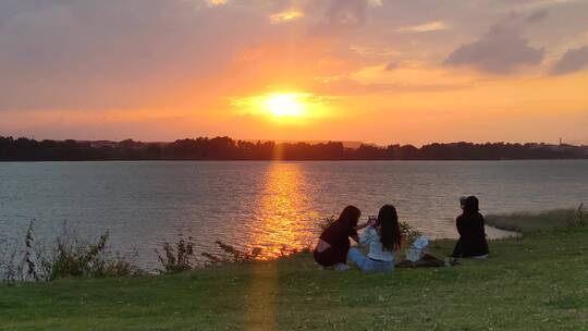 湖边三人日落