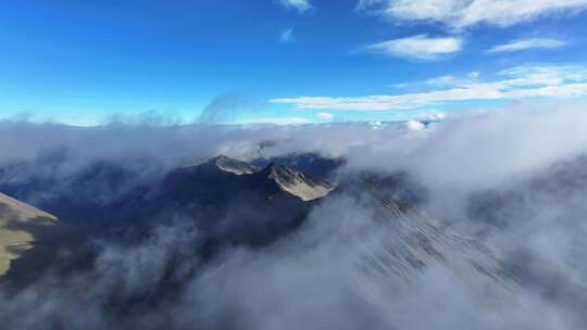 川西贡嘎山区乌库楚无人机穿云云雾风景