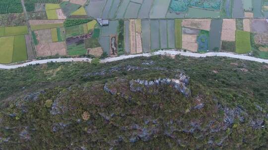 广西田野视频广西方块的稻田远处丘陵