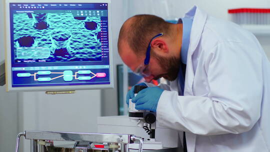 生物技术科学家用显微镜做研究