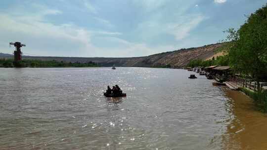 航拍宁夏中卫沙坡头黄河上的羊皮筏子漂流视频素材模板下载