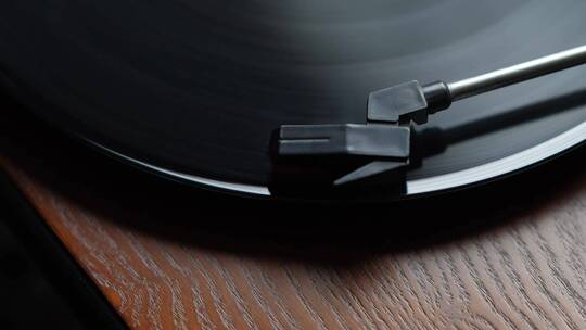 古老留声机黑胶唱片播放音乐