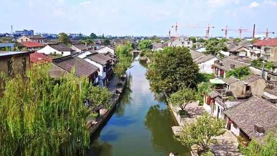 江南水乡风格的古镇小河流淌美丽风景航拍