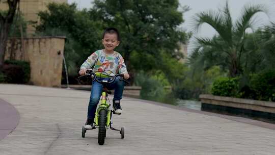 快乐的男孩在骑自行车视频素材模板下载