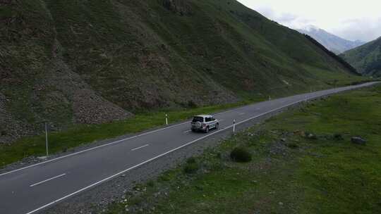 山脉之间的道路景观