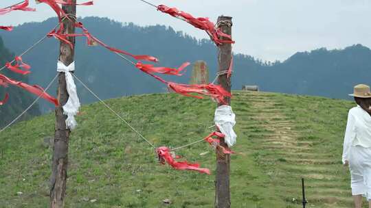 女子于山间草地漫步赏景