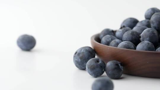 移镜拍摄碗里的酸甜蓝莓