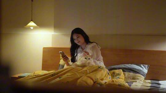 孤独女生夜晚带猫猫入睡