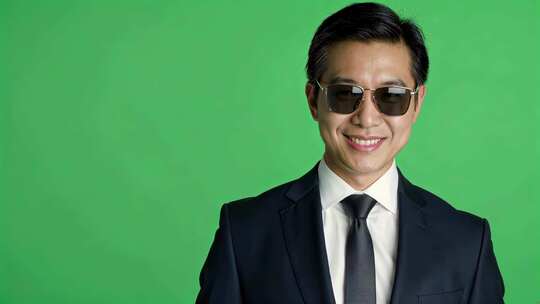 绿幕前微笑的亚洲商务人士