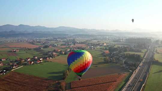 4k航拍田野上方彩色的热气球