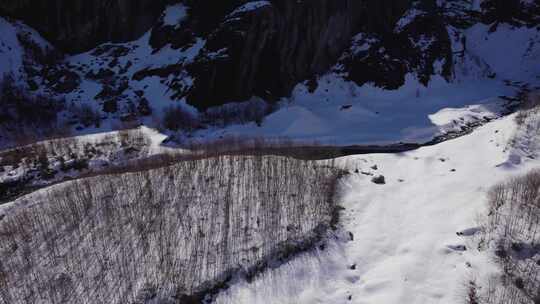 瑞士阿尔卑斯山冰川景观的航拍镜头，向后飞行
