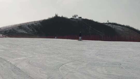 滑雪场单板双板在陡坡速滑运动