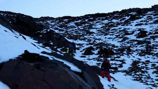 攀登四川岷山山脉主峰雪宝顶的登山者