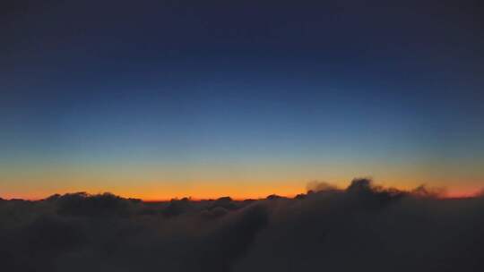 高空视角下的云海日出美景