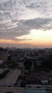 竖版航拍城市夕阳晚霞日落火烧云