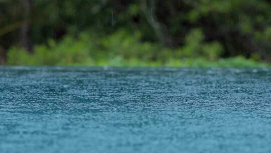 水面上的降雨