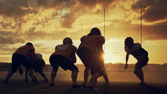 夕阳下橄榄球团队比赛视频素材模板下载
