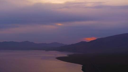 4K航拍新疆赛里木湖晚霞日落自然美景