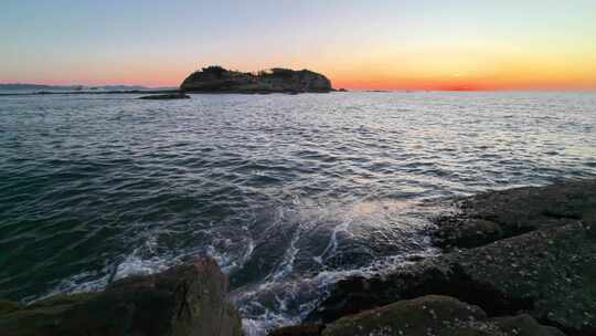 山东威海小石岛礁石海岸落日晚霞海水浪花