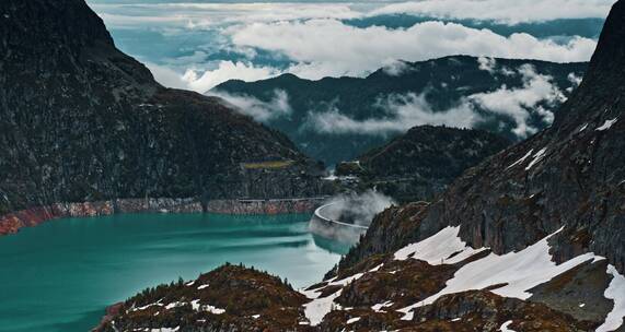 雪山云湖的自然风光