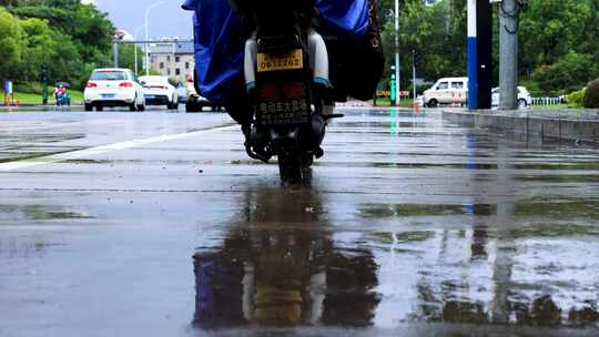 雨中地面的电瓶车倒影升格