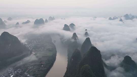 云海中的喀斯特山峰