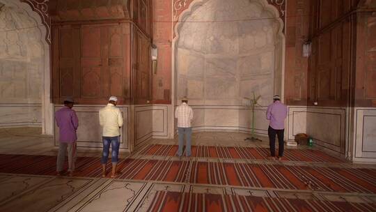 清真寺礼拜者的平移镜头