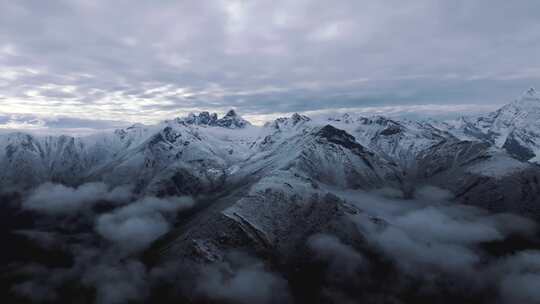 森林雪山 雪山云海 稻城亚丁雪山航拍