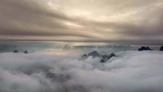 早晨时分桂林漓江山脉峡谷大气日出云海