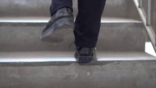 【原创】上台阶下台阶皮鞋脚步特写视频素材模板下载