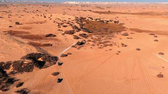 FPV航拍汽车行驶在沙漠中沙漠日落天际线