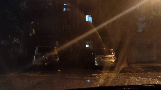 雨夜，有汽车经过视频素材模板下载