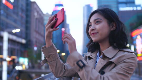 美丽女孩街头用手机拍照旅游城市