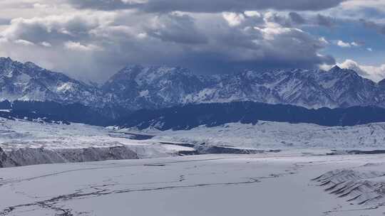 冬季新疆旅游天山阿勒泰安集海雪山峡谷雪原