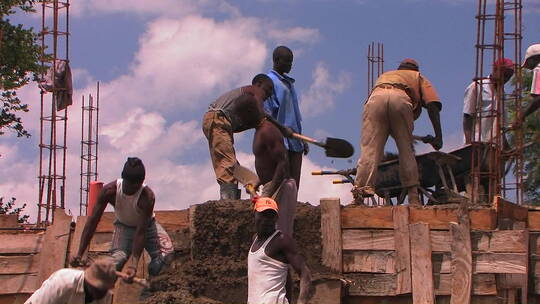 非洲建筑工地正在工作的工人