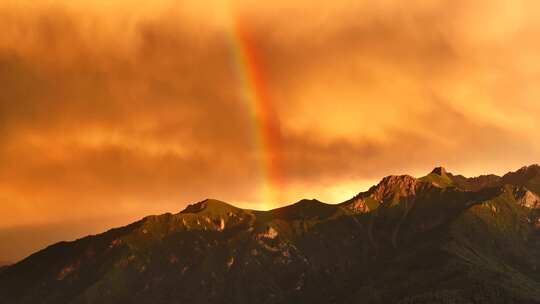 西北山间雨后彩虹