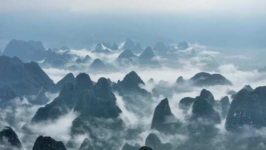 桂林山水风光云雾缭绕