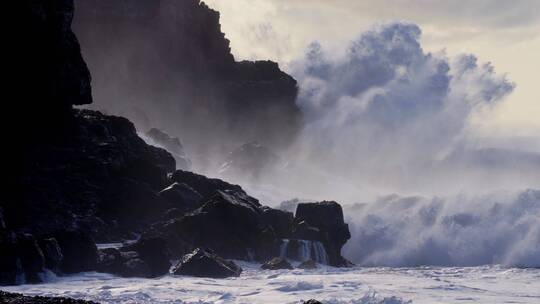 美丽海浪撞击岩石的极端慢动作视频素材模板下载