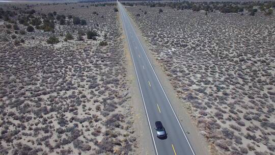 一辆汽车在沙漠公路上行驶航拍