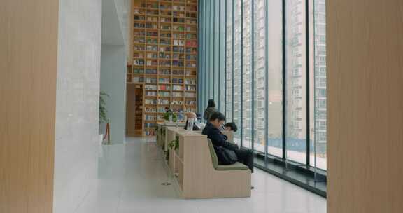 上海书城现代玻璃落地窗前读书