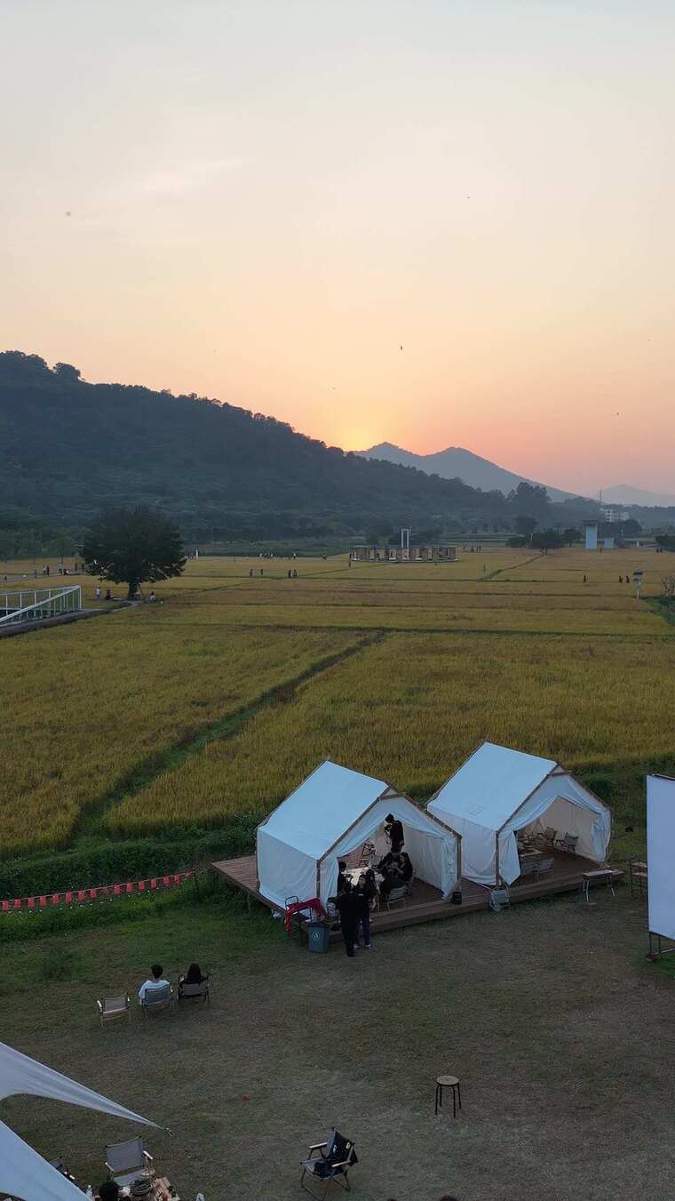田野边帐篷露营场景