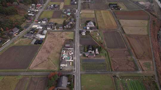 无人机在日本京都北村的农舍和农田上空飞行