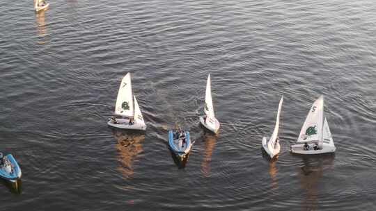 湖面上的的小艇帆船和摩托艇视频素材模板下载