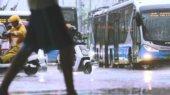 下雨暴雨公交车行驶城市交通