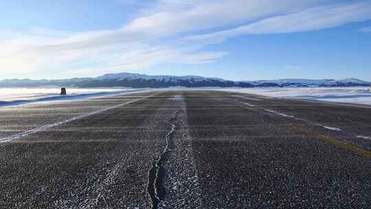 中国新疆阿勒泰赛里木湖景区冬季道路和雪山