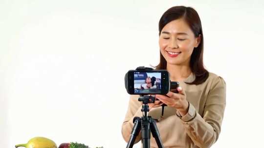 女主播直播带货水果电商